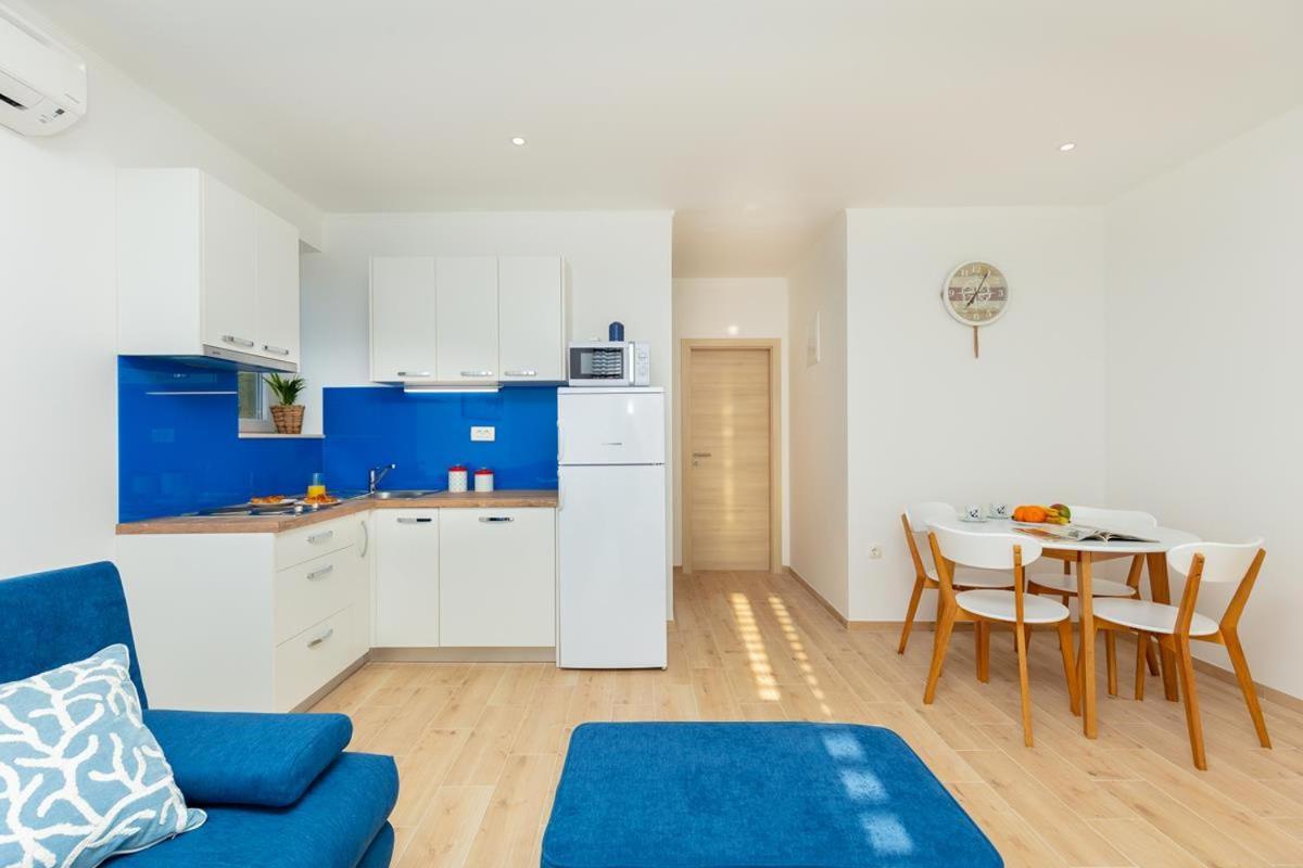 Apartments Red And Blue Mlini Luaran gambar