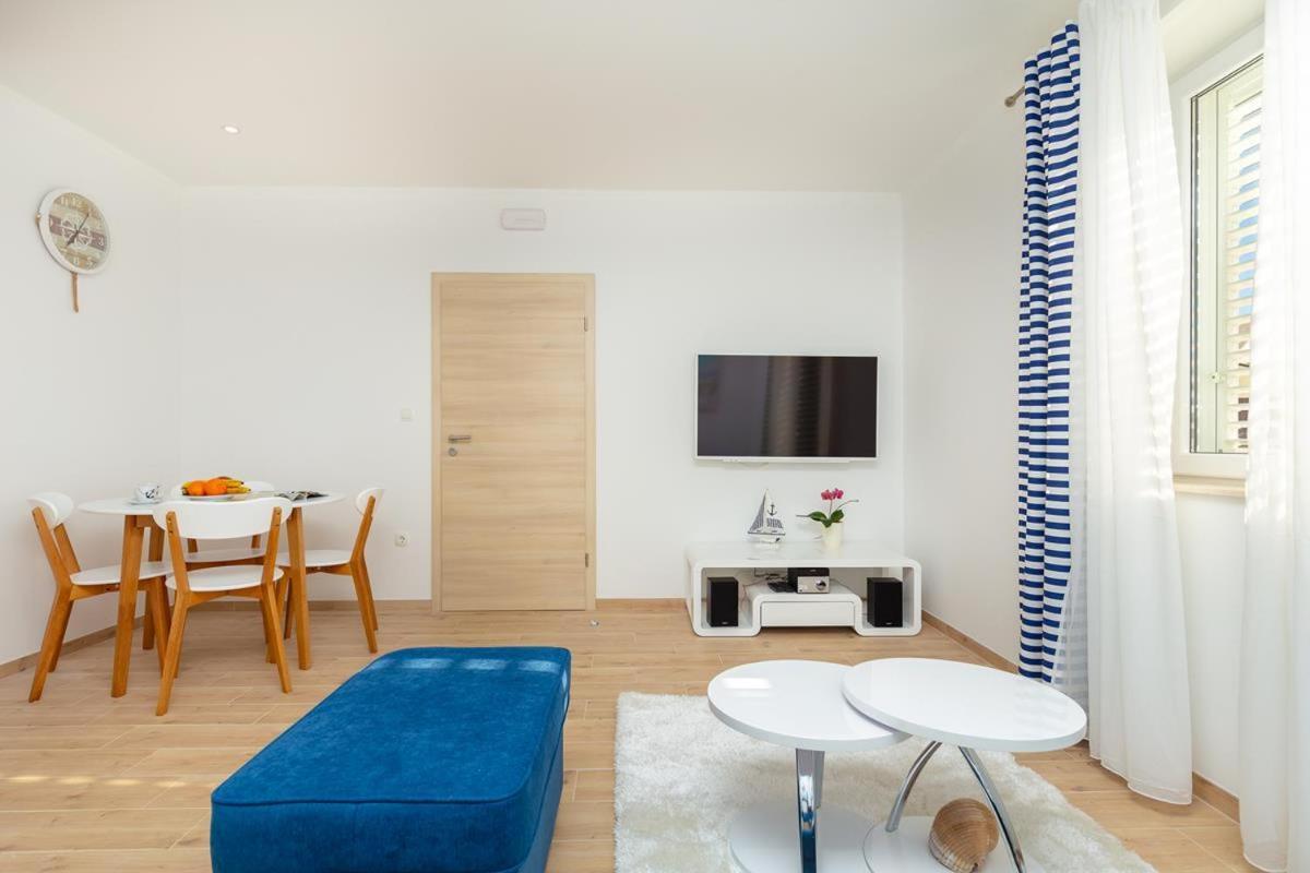 Apartments Red And Blue Mlini Luaran gambar
