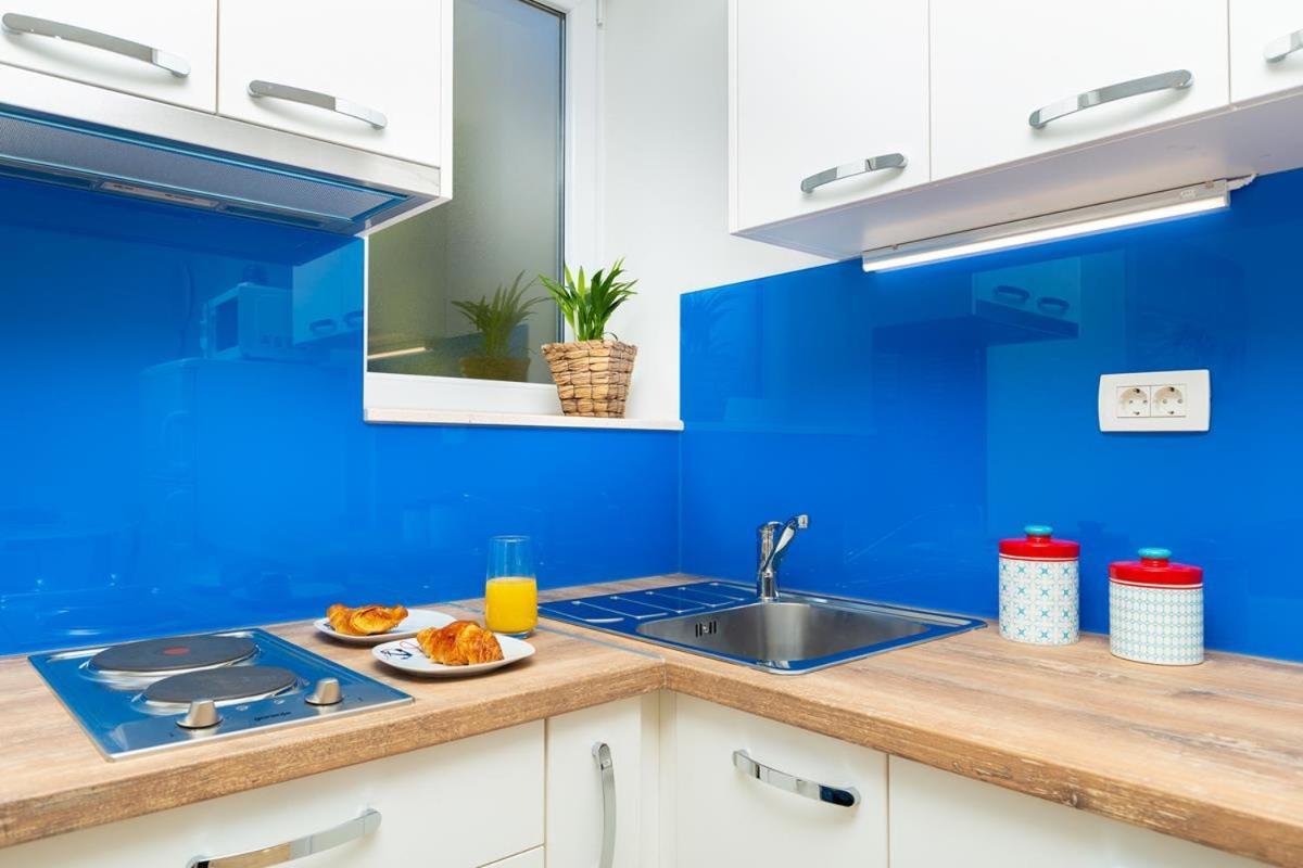 Apartments Red And Blue Mlini Luaran gambar