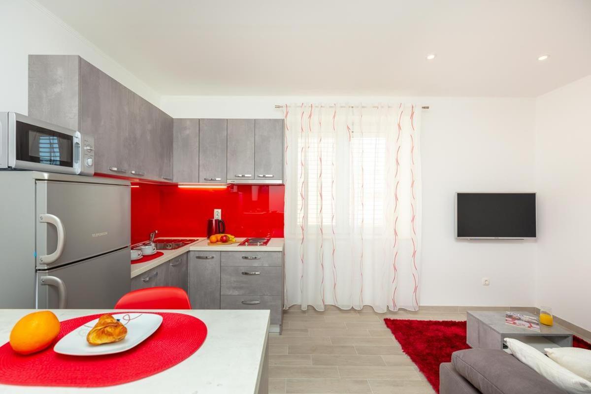 Apartments Red And Blue Mlini Luaran gambar