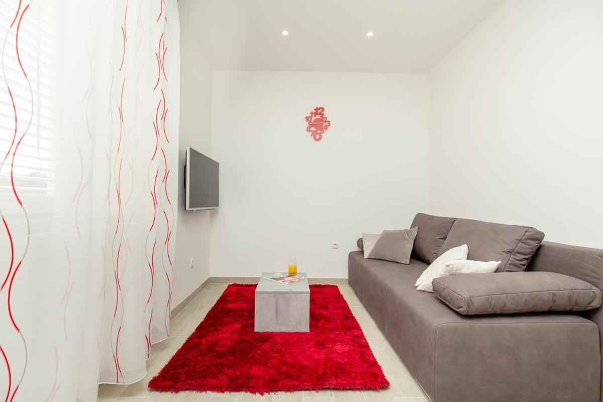 Apartments Red And Blue Mlini Luaran gambar