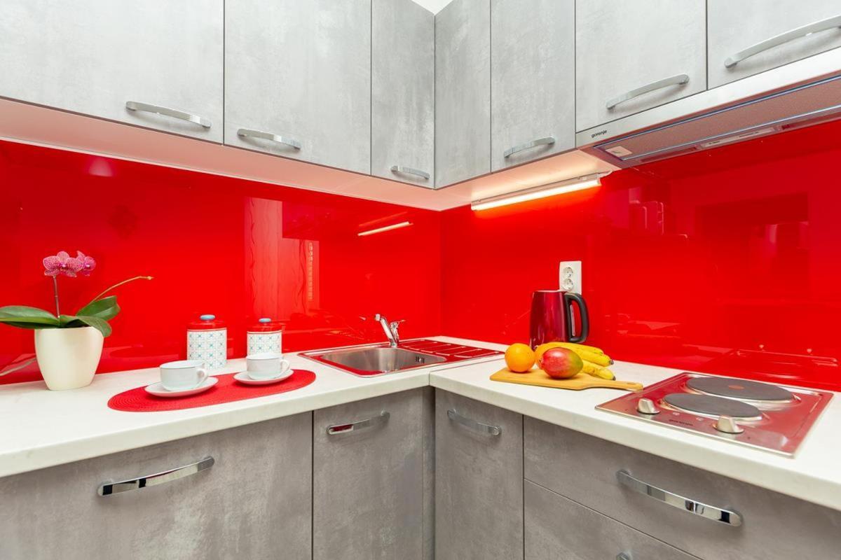 Apartments Red And Blue Mlini Luaran gambar